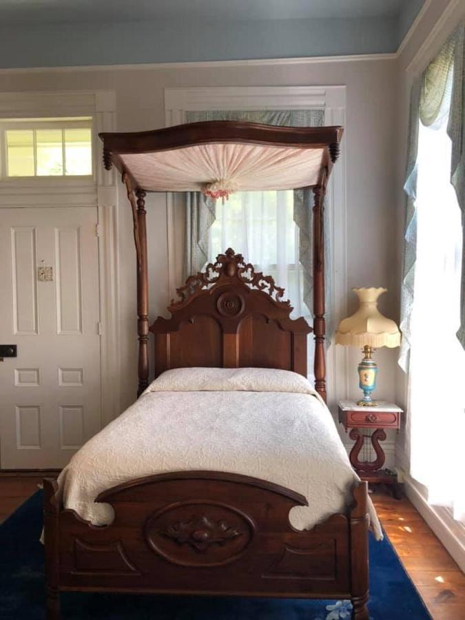 The Montgomery B&B Старквил Екстериор снимка